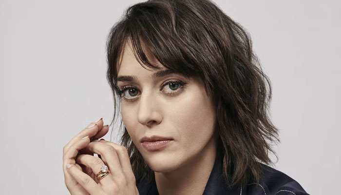 Lizzy Caplan disapproves Instas new trend