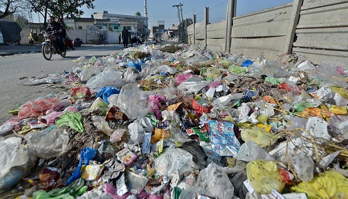 A view of heap of garbage spreading in front of Ghazi Abad Janaza Gah needs the attention of concerned authorities in Faislabad on February 24, 2023. — APP