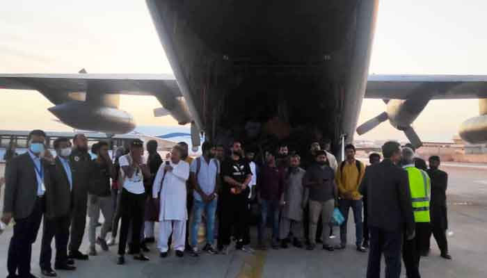 Stranded Pakistanis stepping out of aircraft after reaching Karachi. — Twitter/@ForeignOfficePk