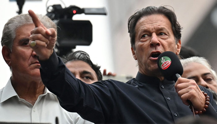 سابق وزیر اعظم عمران خان 1 نومبر 2022 کو گوجرانوالہ میں قبل از وقت انتخابات کا مطالبہ کرتے ہوئے اسلام آباد کی طرف حکومت مخالف مارچ کے دوران اپنے حامیوں سے خطاب کر رہے ہیں۔ — AFP