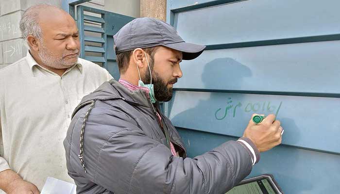 Officials collecting data from a citizen during the first-ever digital population and housing census in 10 districts of Gilgit-Baltistan on March 10, 2023. — APP