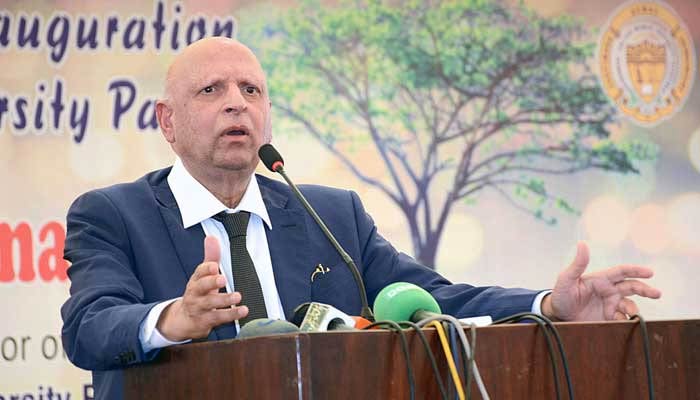 Former Punjab governor Chaudhary Muhammad Sarwar addressing the National Tree Plantation Drive and inauguration of Biodiversity Park at New Campus Government College Women University (GCWUF) in Faisalabad on March 30, 2022. — APP