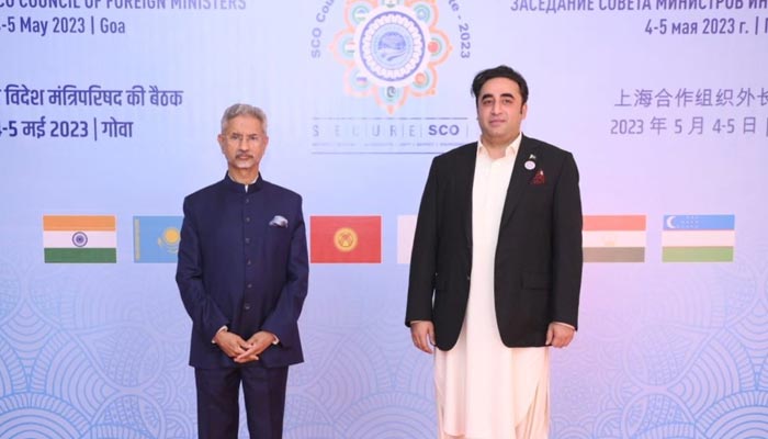 Foreign Minister Bilawal Bhutto-Zardari pose for a picture withIndian External Affairs Minister Subrahmanyam Jaishankar atSCO Council of Foreign Ministers (CFM) summit being held in Goa on May 5, 2023. — Twitter/ForeignOfficePk
