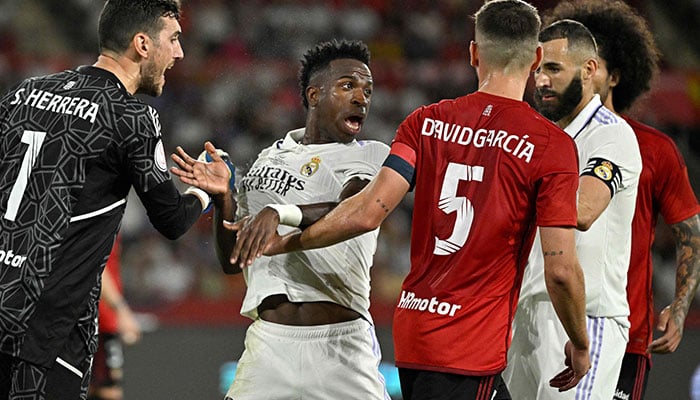 Real Madrid´s Brazilian forward Vinicius Junior (C,L) discusses with Osasuna´s Spanish defender David Garcia during the Spanish Copa del Rey (King´s Cup) final football match between Real Madrid CF and CA Osasuna at La Cartuja stadium in Seville on May 6, 2023. AFP