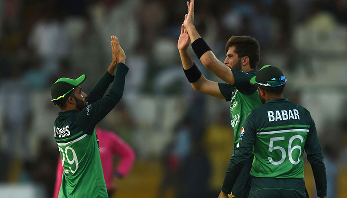 Pakistan´s Shaheen Shah Afridi (C) celebrates the dismissal of New Zealand´s Cole McConchie (not pictured) during the fifth and final one-day international (ODI) cricket match between Pakistan and New Zealand at the National Stadium in Karachi on May 7, 2023. —AFP