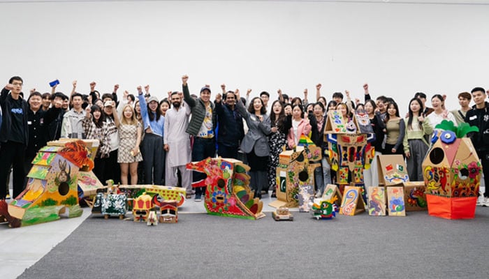 Chinese students throng Pakistani truck art exhibition - Vimarsana News