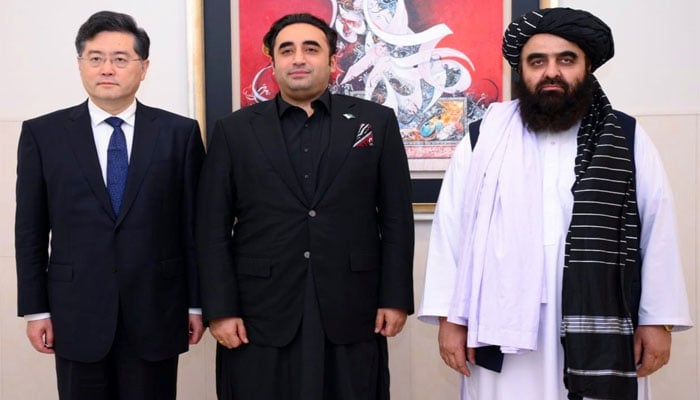 Foreign Minister Bilawal Bhutto-Zardari (centre), Chinese Foreign Minister Qin Gang (left) and Afghan Acting Foreign Minister Mawlawi Amir Khan Muttaqi pose for a photo during 5th China-Afghanistan-Pakistan Foreign Ministers’ Dialogue in Islamabad on May 6, 2023 — Twitter/@ForeignOfficePk