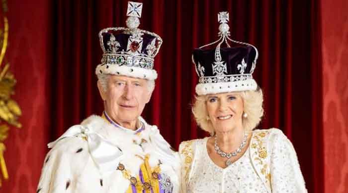 El rey Carlos III hace una gran declaración con un retrato oficial de coronación