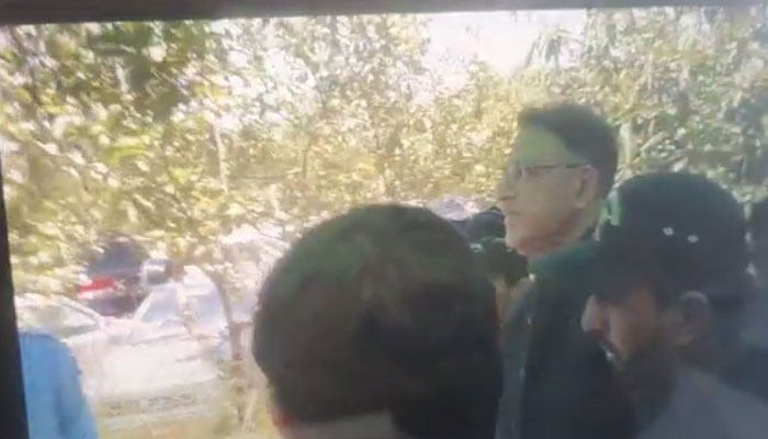 Islamabad polices anti-terrorist squad personnel take PTI Secretary General Asad Umar from the IHC premises. — Screengrab from Geo.tv