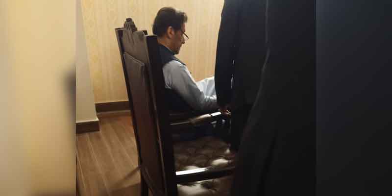 عمران خان القادر ٹرسٹ کیس کی سماعت کے دوران نظر آئے جو اس وقت پولیس لائنز میں جاری ہے جسے آج کی کارروائی کے لیے خصوصی مقام قرار دیا گیا تھا۔  - جیو نیوز اسکرین گریب