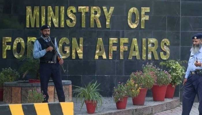 اسلام آباد میں وزارت خارجہ کے باہر سیکیورٹی گارڈز اس نامعلوم تصویر میں کھڑے ہیں۔  — اے ایف پی/فائل