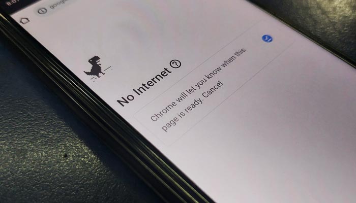 No internet sign can be seen on a phone in Karachi, on May 12, 2023, amid the governments blockage of internet services across Pakistan. — Geo.tv via Khawaja Burhan