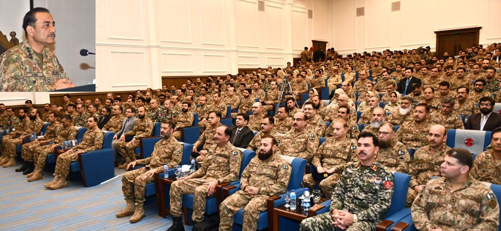 COAS جنرل سید عاصم منیر (اوپر بائیں) 13 مئی 2023 کو کور ہیڈ کوارٹرز پشاور میں فوجی افسران سے خطاب کر رہے ہیں۔ - ISPR