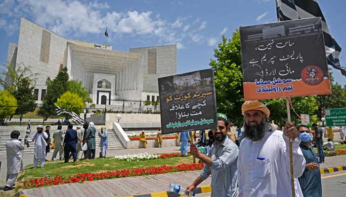 Supporters of parties from Pakistan´s ruling alliance gather near the Supreme Court in Islamabad on May 15, 2023, to protest against the judiciary. — AFP