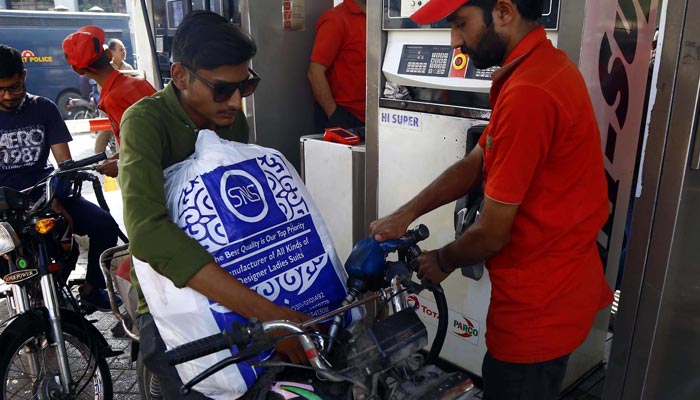 Fuel station worker filling petrol in vehicle at a fuel Sstation in Karachi on Sunday, April 16, 2023.— PPI