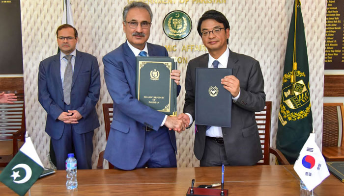 The government of Pakistan signs an agreement with the Republic of Korea under the G-20 Debt Service Suspension Initiative on May 15, 2023, in Islamabad. — PID