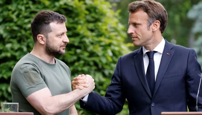 French President Emmanuel Macron, right, and Ukrainian President Volodymyr Zelenskyy (L). —AFP/file