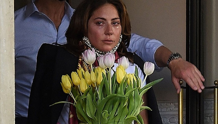 Lady Gagas guards call cops after trespasser drops off flowers