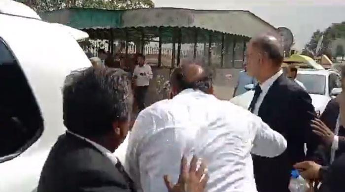 Drama as Fawad jumps out of car to rush back into IHC to avoid arrest