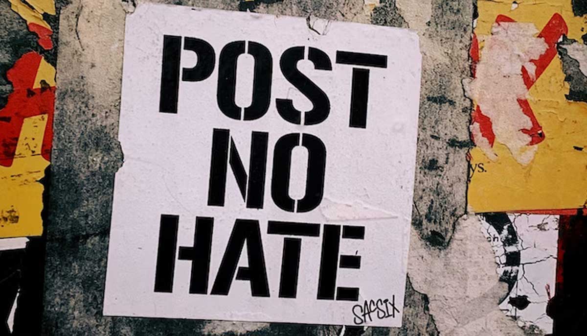 A poster bearing a message against hate. — Pexels