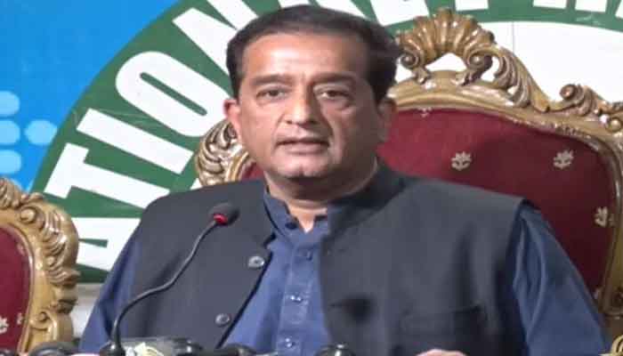 Malik Amin Aslam announces decision to quit Pakistan Tehreek-e-Insaf (PTI). — Geo News screengrab