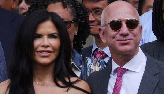 Amazon-grundlæggerne Jeff Bezos og Lauren Sanchez deltager i MIT-dimissionsceremoni i Cambridge, Massachusetts, USA. — Reuters/Filer