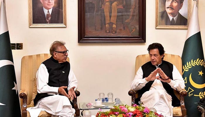 پی ٹی آئی چیئرمین عمران خان (دائیں) اسلام آباد میں صدر ڈاکٹر عارف علوی سے ملاقات کر رہے ہیں۔  - اے پی پی/فائل