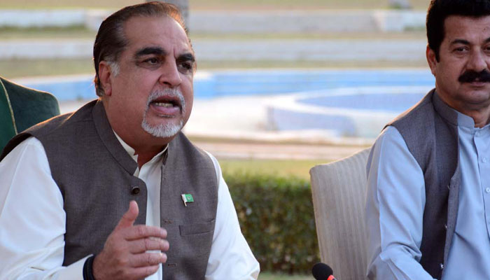 Former Sindh governor Imran Ismail addressing a press conference. — INP/Files