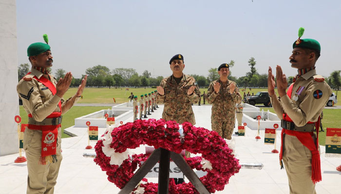 COAS Asim Munir laid a floral wreath at Martyrs Monument and paid rich tribute to the Shuhada at Corps Headquarters in Lahore, on May 20, 2023. — ISPR
