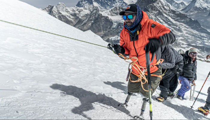 Mantan prajurit dengan kaki buatan membuat sejarah dengan mendaki Gunung Everest