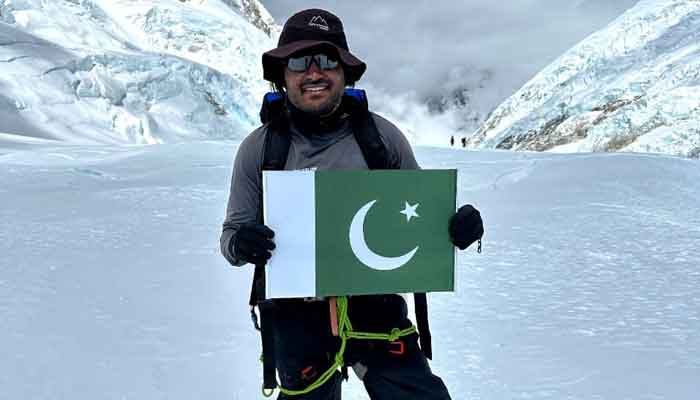 Mahasiswa Karachi menjadi pendaki pertama dari Sindh yang menaklukkan Gunung Everest