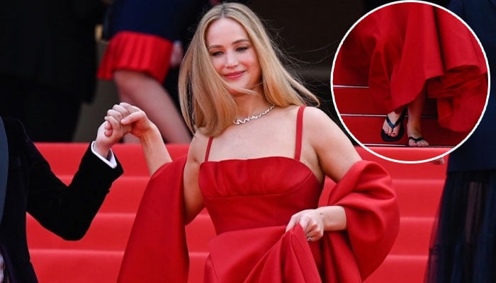 Jennifer Lawrence membuang sepatu hak mewah untuk sandal jepit yang nyaman di karpet merah Cannes