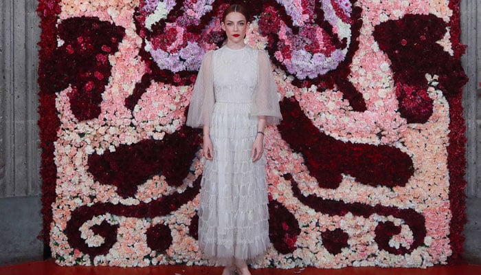 Riley Keough tampil di barisan depan peragaan busana Dior 2024