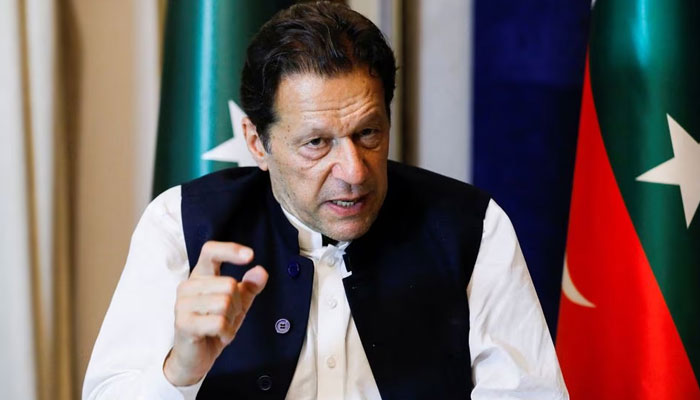 سابق وزیر اعظم عمران خان 17 مارچ 2023 کو لاہور، پاکستان میں ایک انٹرویو کے دوران رائٹرز کے ساتھ بات کرتے ہوئے اشارہ کر رہے ہیں۔ - رائٹرز