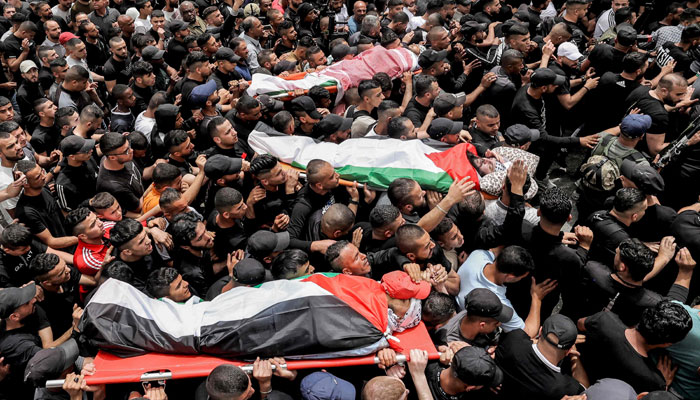 Para pelayat berbaris dengan jenazah pejuang Palestina yang tewas semalam di kamp Balata untuk pengungsi Palestina di pinggiran Nablus di Tepi Barat yang diduduki pada 22 Mei 2023. — AFP