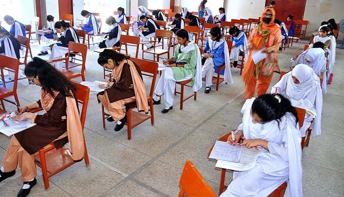 9 مئی 2023 کو کراچی میں نویں جماعت کے امتحانات کے دوران طلباء پرچے حل کر رہے ہیں۔ - اے پی پی