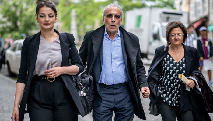 Swiss leading Islamic scholar Tariq Ramadan arrives with his lawyers Nabila Asmane (L) and Yael Hayat at the Geneva courthouse on May 24, 2023. — AFP