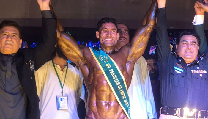 Yasin Khan (centre) wins Mr Pakistan Olympic Contest during 34th National Games in Quetta. — photo by author