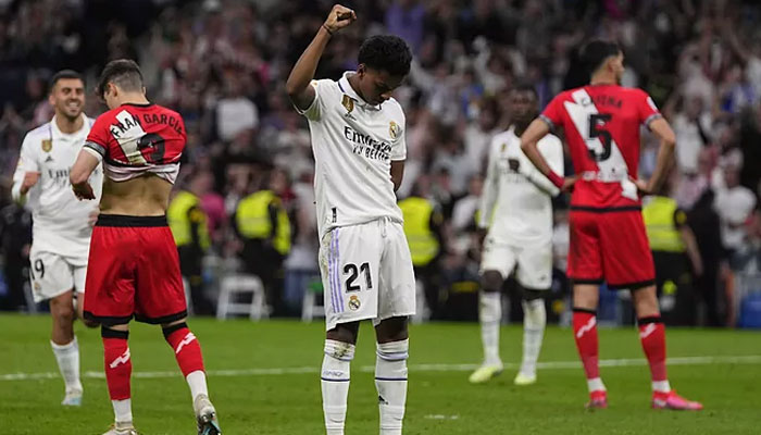 Rodrygo dari Real Madrid memberi isyarat sebagai penghormatan untuk rekan setimnya Vinicius Junior setelah mencetak gol.  marca.com