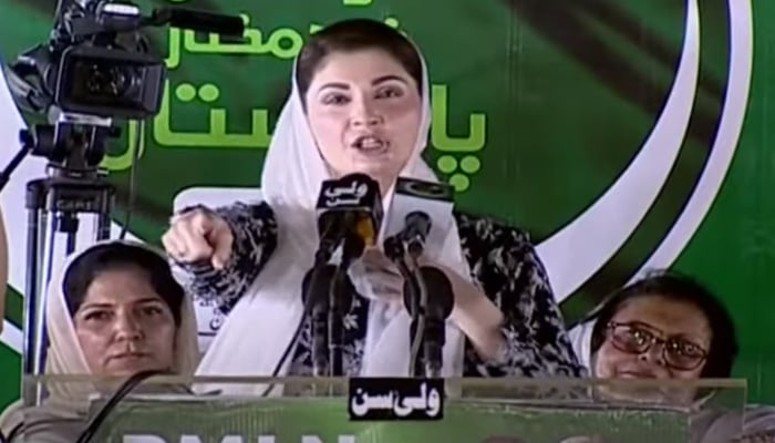 مسلم لیگ (ن) کی سینئر نائب صدر مریم نواز 26 مئی 2023 کو وہاڑی میں ایک عوامی اجتماع سے خطاب کر رہی ہیں، یہ اب بھی ایک ویڈیو سے لی گئی ہے۔  - یوٹیوب/جیو نیوز
