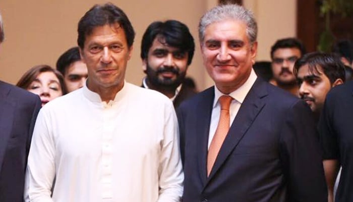 پی ٹی آئی کے چیئرمین عمران خان (بائیں) اور وائس چیئرمین شاہ محمود قریشی۔  — فیس بک/@ImranKhanOfficial