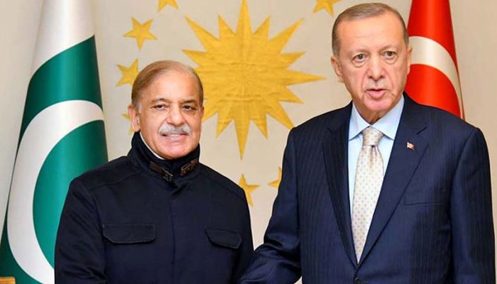 وزیر اعظم شہباز شریف (بائیں) اور ترکی کے صدر رجب طیب اردگان۔  اے پی پی/فائل