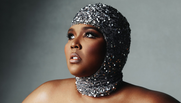 Lizzo calls out offensive signs at BottleRock festival - Vimarsana News