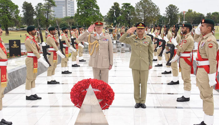 The UK army chief lays a floral wreath at Yadgar-e-Shuhada. — ISPR