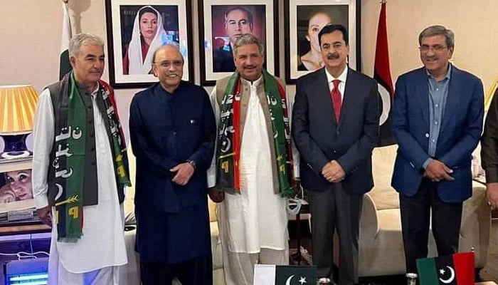 PPP co-chairman Asif Ali Zardari (second left) with former PM Yousuf Raza Gilani (second right) and some south Punjab leaders on 31 May 2023.—Twitter@MediacellPPP