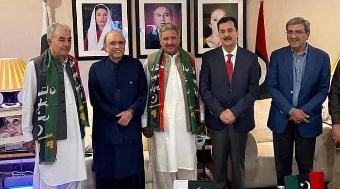 PPP's Asif Zardari ropes in several ex-lawmakers 