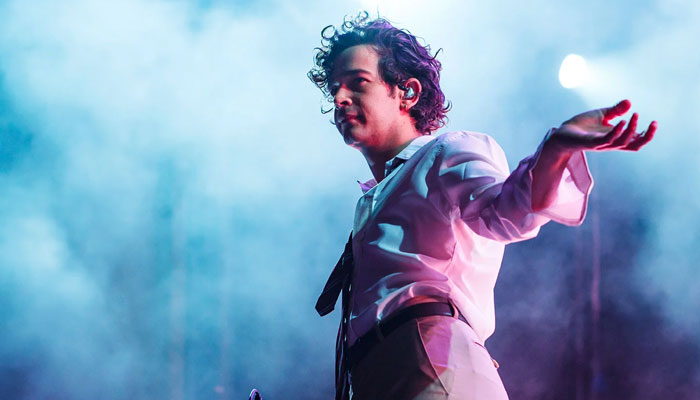 Matty Healy shares smooch with male security guard while performing Robbers