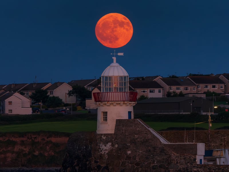 Strawberry Moon rising over Balbriggan Lighthouse. — Twiter/@SnowbieWx