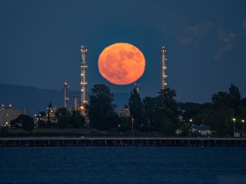 Strawberry Moon over Anacortes. — Twitter/@MimiRitZ244