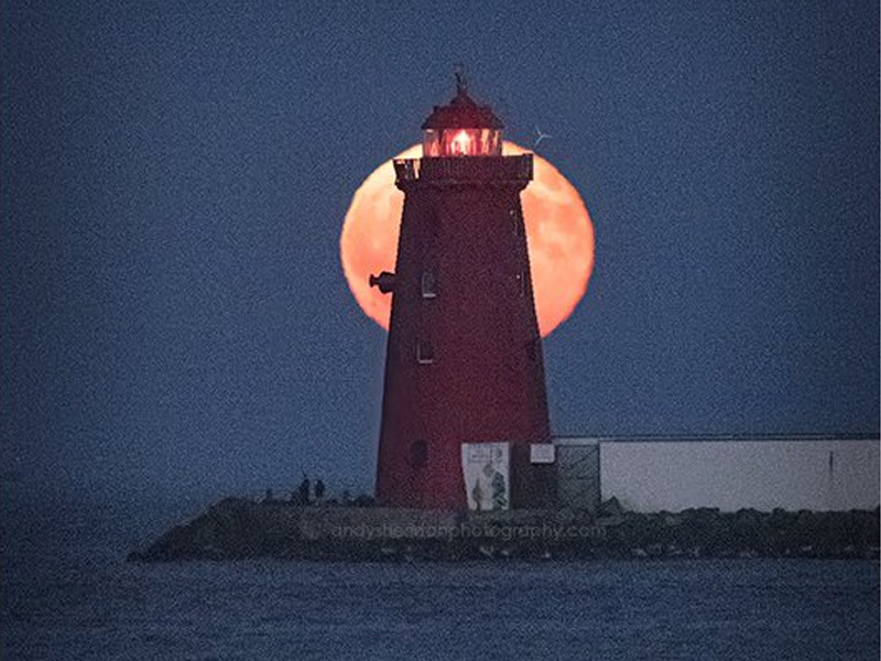 Strawberry moon rising behind the Poolbeg Lighthouse. — Twitter/@jnrbaker